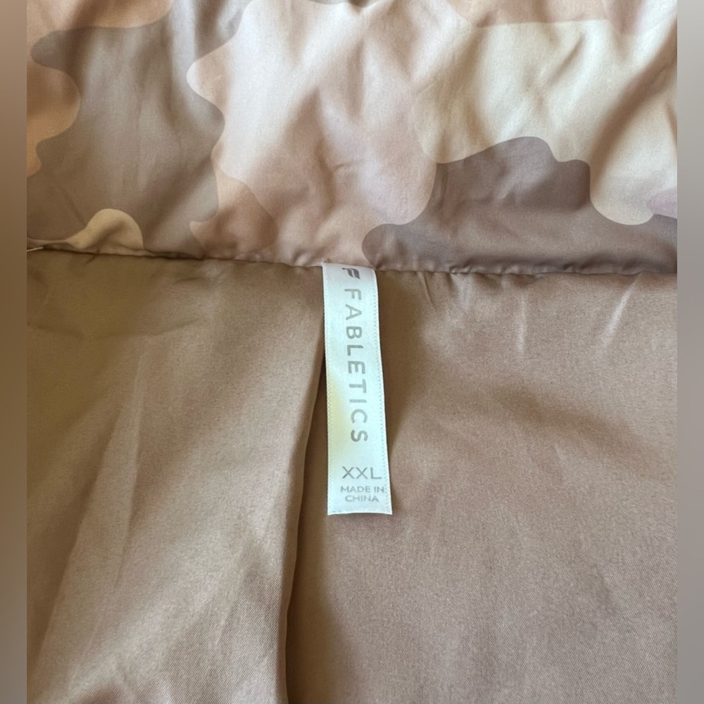 Fabletics Women's Wander Tan Camo Cropped Puffer Jacket Size XXL High Collar - Picture 4 of 16